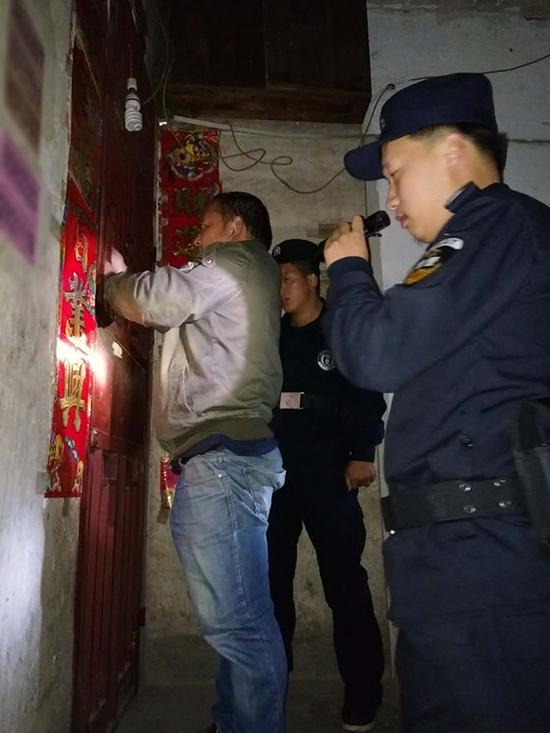 海北粗心妈妈误将幼女锁家中 