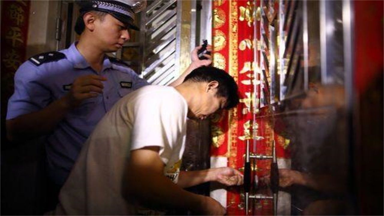 海北请开锁师傅开了锁后，师傅